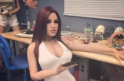 AI浪潮席卷多元領(lǐng)域 娛樂(lè)新星微軟小冰加盟《超次元偶像》，IBM系統(tǒng)開啟中國(guó)教育數(shù)字化新篇章